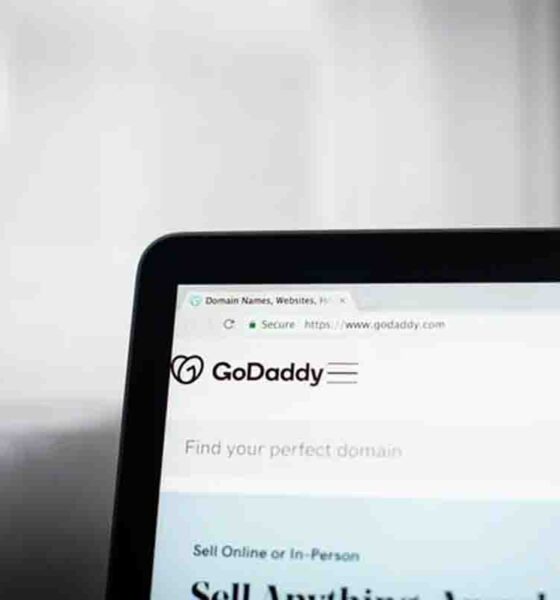 Búsqueda de dominios de IA: Encuentra tu nombre de dominio ideal con GoDaddy