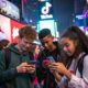 Impacto de TikTok: Uno de cada cinco jóvenes enfrenta riesgos por uso excesivo