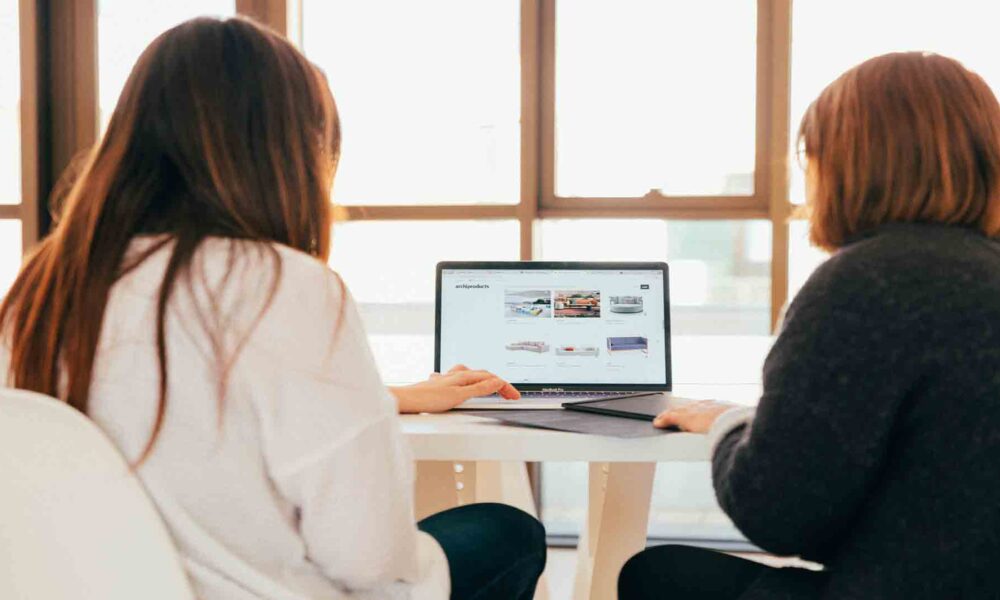 Tendencias laborales 2025: Flexibilidad, IA y un futuro más transparente