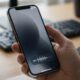 ¿Cansado de descargar actualizaciones de seguridad manualmente en iOS 26.1?